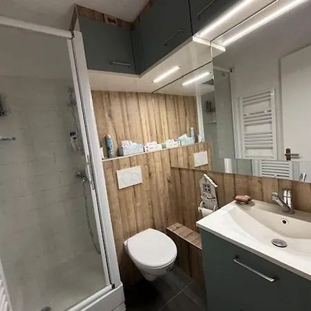 2 Pièces à Royan/pontaillac Avec Balcon Et Parking - Fr-1-494-203 *